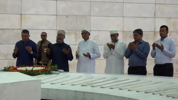 জিয়াউর রহমান ও খালেদা জিয়ার সমাধিতে শ্রদ্ধা জানালেন নতুন রাষ্ট্রপতি