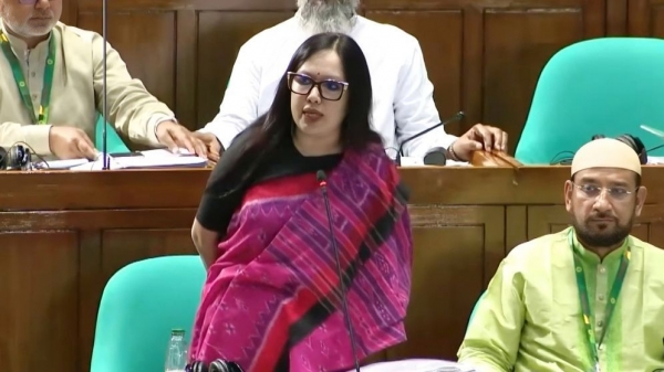 যদি জ্বালানির সংকটই না থাকে, তাহলে এত লম্বা লাইন কেন: সংসদে রুমিন ফারহানা